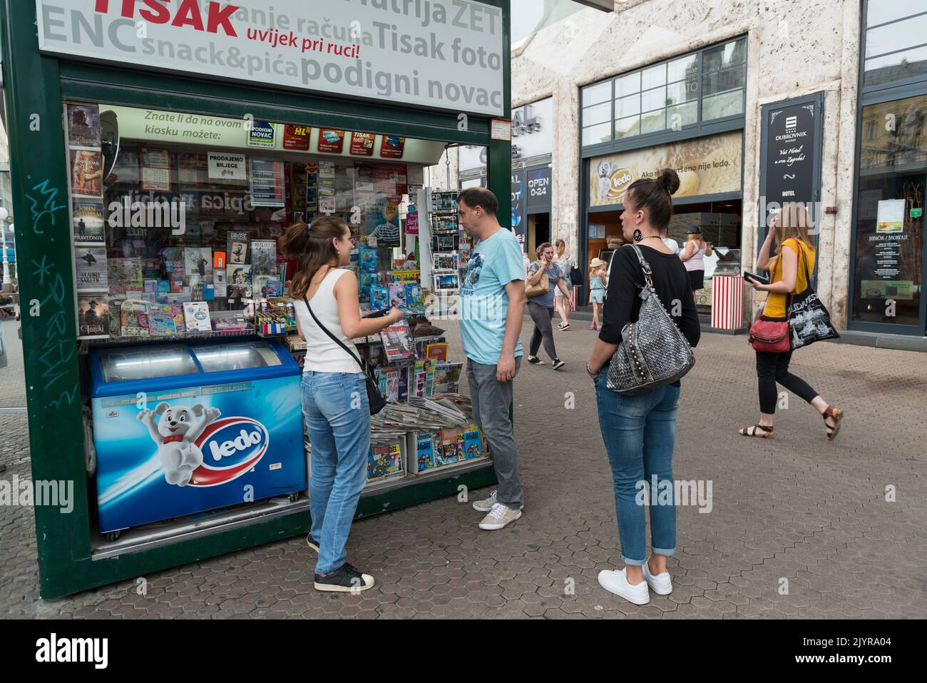 Ein Kiosk in Tisak, der Artikel wie Sonnenbrillen, Sonnenschirme, Zigaretten, Feuerzeuge, Zeitschriften, Batterien und vieles mehr verkauft. Zagreb, Kroatien, Europa Stockfoto