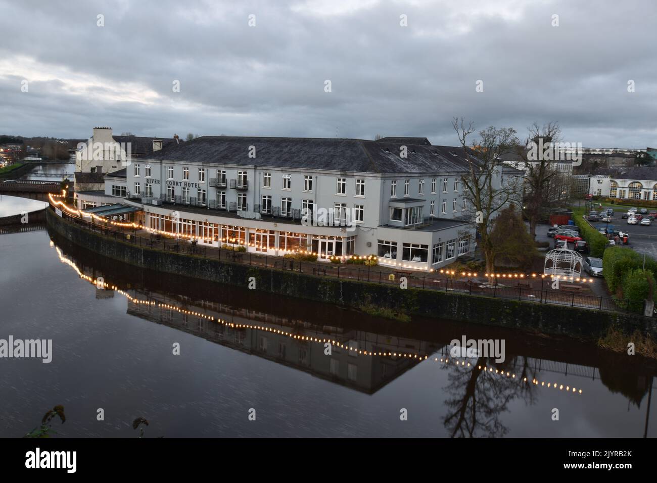 Dekorationen von Weihnachtslichtern am Kilkenny River Court Hotel, Kilkenny, Irland Stockfoto
