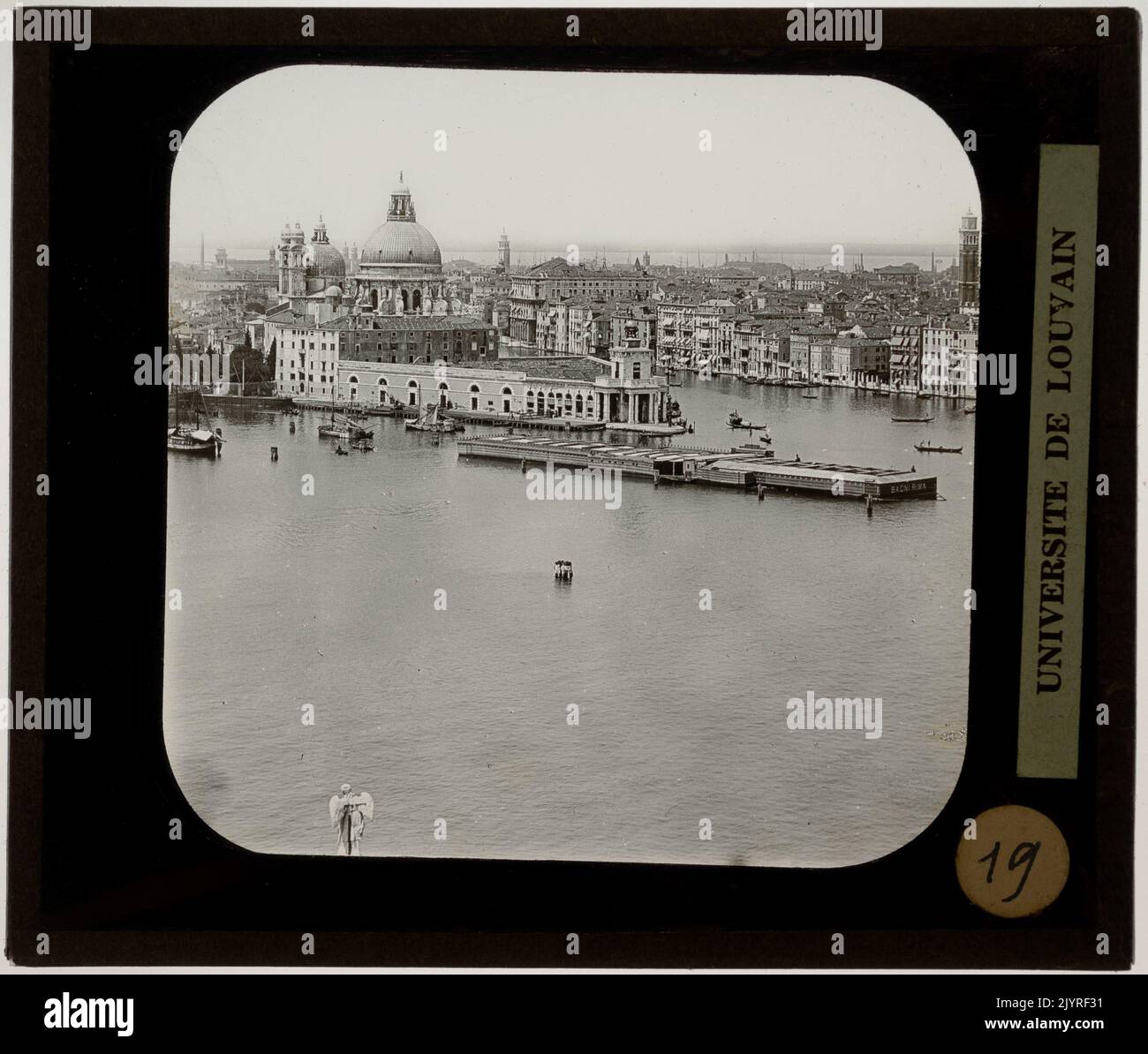 Punta della Dogana ist ein prominenter Ort in Venedig, bekannt für sein historisches Zollhaus und das ikonische dreieckige Gebäude. Es steht am Eingang zum Canal Grande und bietet einen Blick auf die Basilika Santa Maria della Salute. Dieses Gebiet war historisch ein Handelszentrum, und heute beherbergt das Gebäude die Sammlung zeitgenössischer Kunst der Francois Pinault Foundation. Die Stätte repräsentiert eine Mischung aus Venedigs maritimer Geschichte und moderner kultureller Bedeutung. Stockfoto