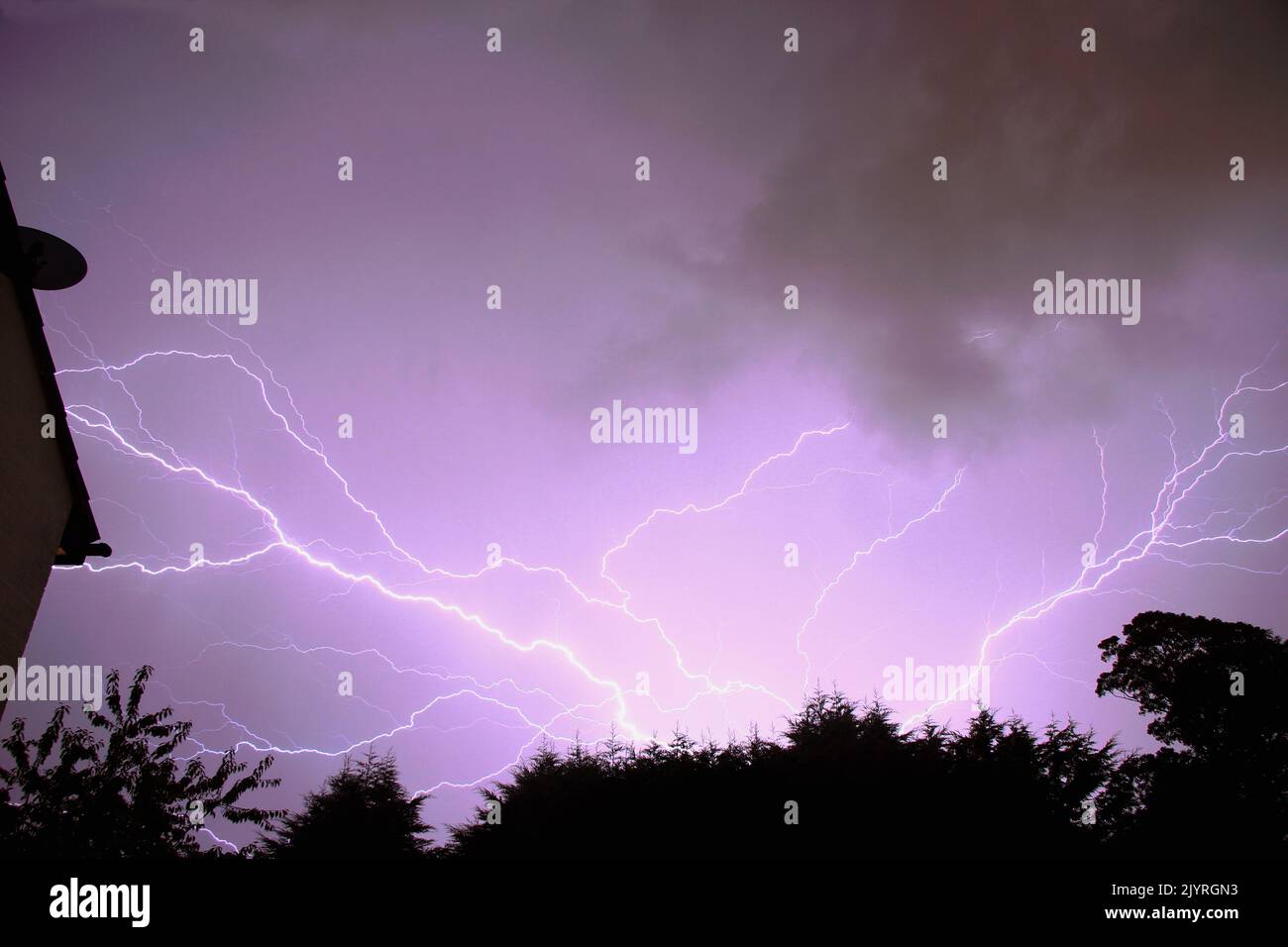 Blitz am Himmel über Cottingham, East Yorkshire, Großbritannien Stockfoto