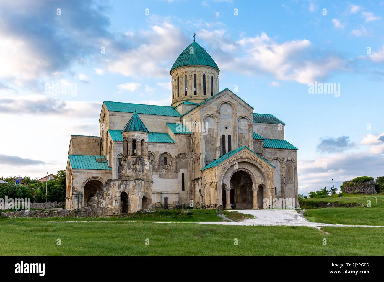 Bagrati Kathedrale (Kutaisi Kathedrale), XI-Jahrhundert Kloster, Beispiel der georgischen Architektur mit Steinmauern und türkisfarbenen Dach und Kuppeln, Kutaisi. Stockfoto