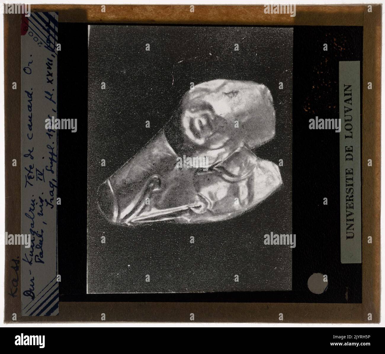 Ein Becher mit einer Ente, der im Palast von Dur-Kuright Alzu, Ebene IV, entdeckt wurde, ist ein Beispiel für antike Handwerkskunst. Das Artefakt hat wahrscheinlich eine kulturelle und historische Bedeutung und repräsentiert die materielle Kultur dieser Zeit. Stockfoto