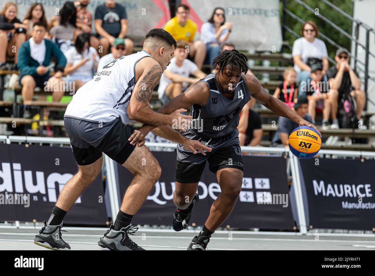 Montreal, Kanada, 03. September 2022: Alain Bernard Louis (grau) vom Team Gatineau aus Kanada im Einsatz gegen André Ferros während (weiß) des Teams Sao Paulo aus Brasilien während der Qualifikationsrunde der 2022 FIBA 3x3 World Tour Montreal Masters auf dem Place des Festivals in Montreal, Kanada. Team Gatineau aus Kanada gewann das Spiel mit der Punktzahl 21-20. Stockfoto