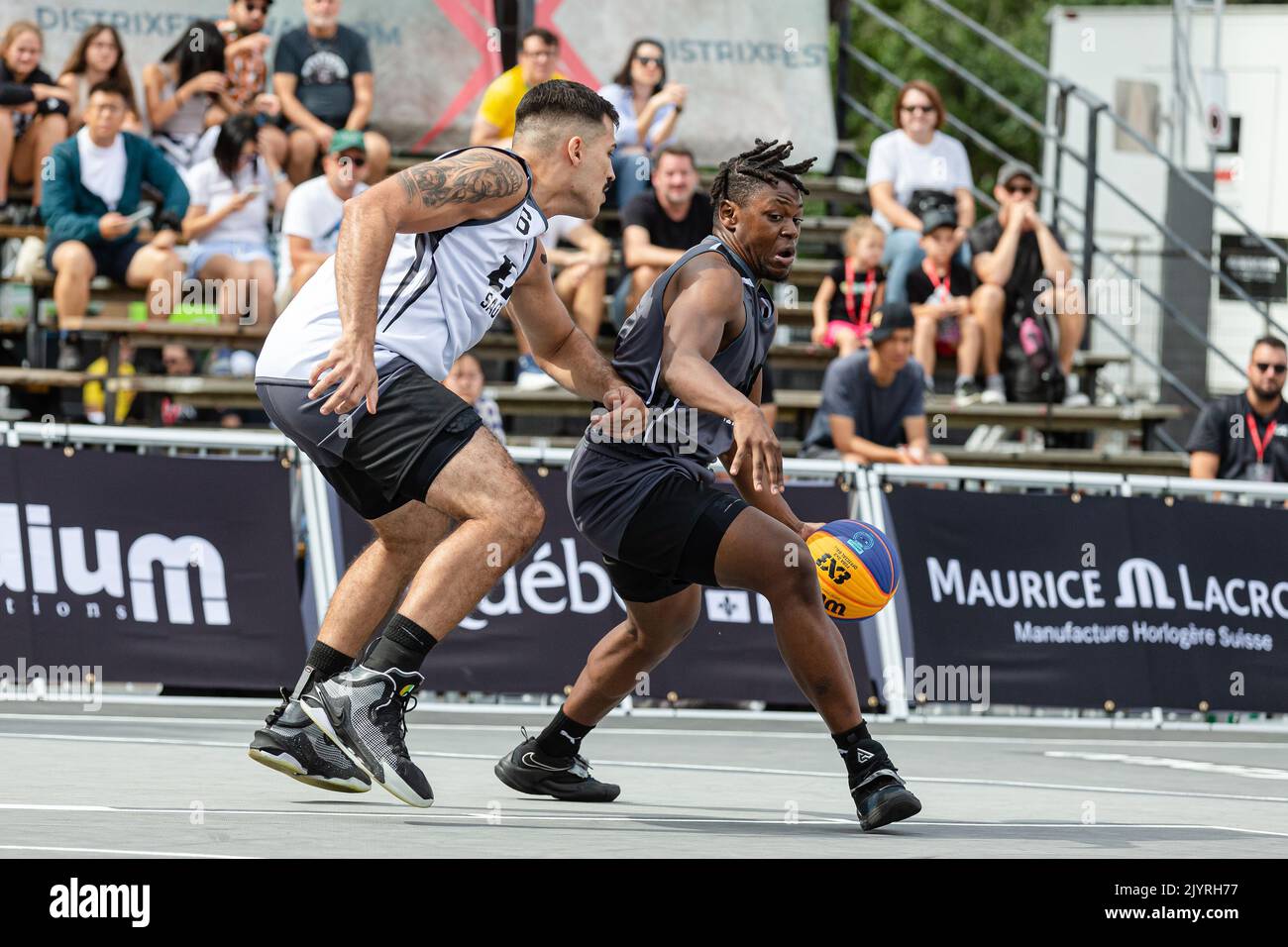 Montreal, Kanada, 03. September 2022: Alain Bernard Louis (grau) vom Team Gatineau aus Kanada im Einsatz gegen André Ferros während (weiß) des Teams Sao Paulo aus Brasilien während der Qualifikationsrunde der 2022 FIBA 3x3 World Tour Montreal Masters auf dem Place des Festivals in Montreal, Kanada. Team Gatineau aus Kanada gewann das Spiel mit der Punktzahl 21-20. Stockfoto