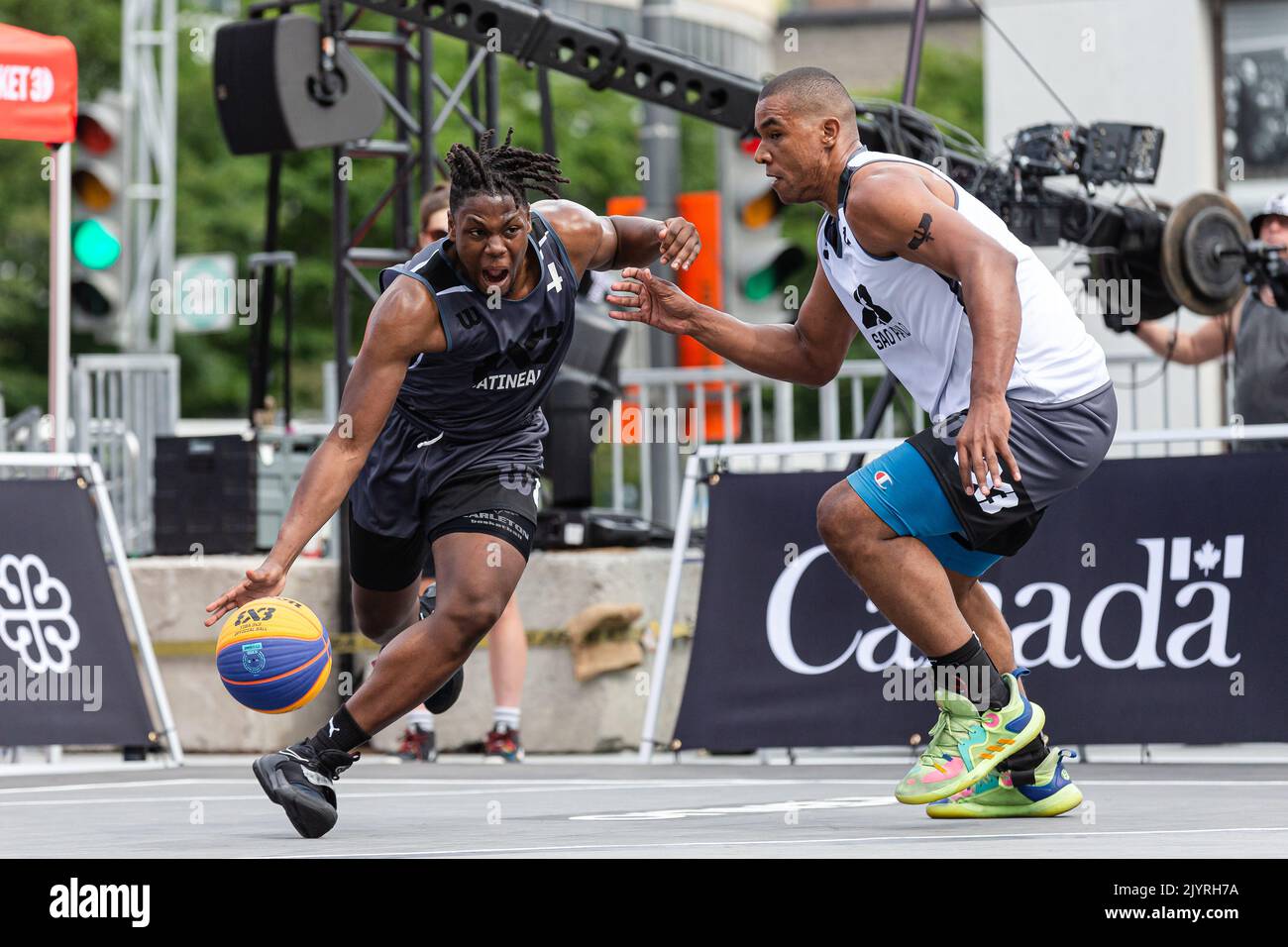 Montreal, Kanada, 03. September 2022: Alain Bernard Louis (grau) vom Team Gatineau aus Kanada im Einsatz gegen Jonatas Mello (weiß) vom Team Sao Paulo aus Brasilien während der Qualifikationsrunde der 2022 FIBA 3x3 World Tour Montreal Masters auf dem Place des Festivals in Montreal, Kanada. Team Gatineau aus Kanada gewann das Spiel mit der Punktzahl 21-20. Stockfoto