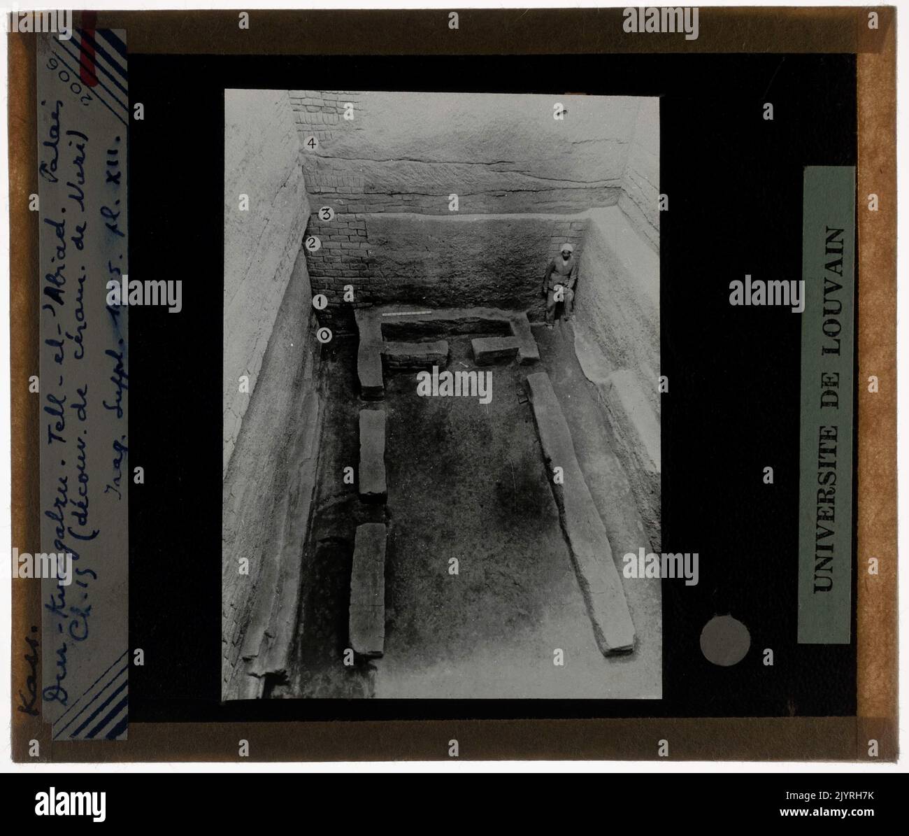 Dur-Kurzu ist eine archäologische Stätte in Tell al-Affyad in Syrien, die für die Überreste eines Palastes bekannt ist. Raum 15, Teil des Gebäudes, enthält bedeutende Zeugnisse der Architektur und Kultur der Zeit und beleuchtet die historische Bedeutung der Region. Ausgrabungen haben verschiedene Artefakte entdeckt, die einen Einblick in das Leben des alten Palastes geben. Stockfoto