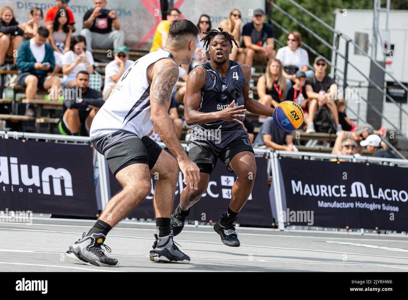 Montreal, Kanada, 03. September 2022: Alain Bernard Louis (grau) vom Team Gatineau aus Kanada im Einsatz gegen André Ferros während der Qualifikationsrunde der FIBA 3x3 World Tour Montreal Masters 2022 vom Team São Paulo DC aus Brasilien auf dem Place des Festivals in Montreal, Kanada. Team Gatineau aus Kanada gewann das Spiel mit der Punktzahl 21-20. Stockfoto