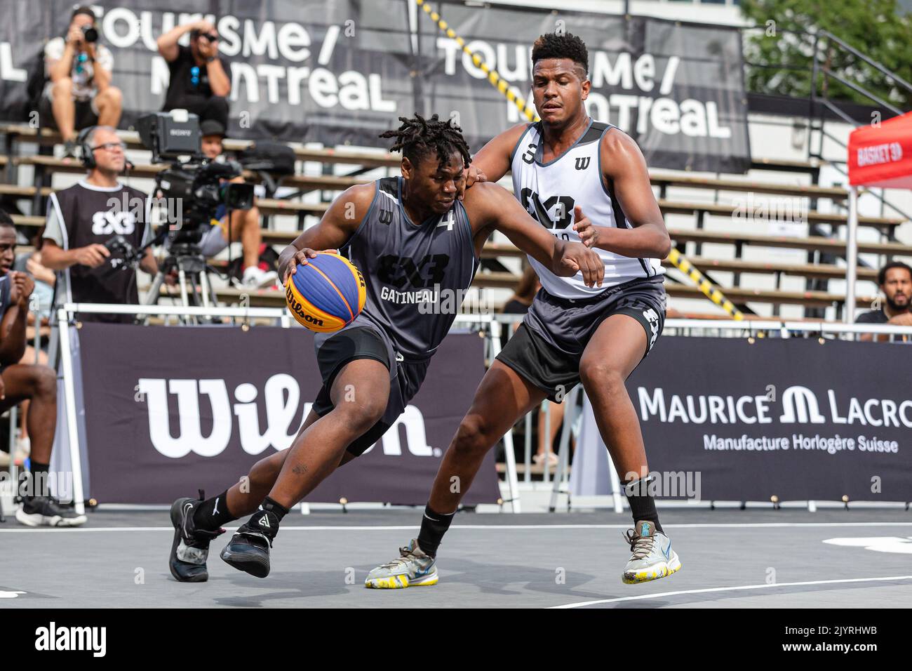 Montreal, Kanada, 03. September 2022: Alain Bernard Louis (grau) vom Team Gatineau aus Kanada im Kampf gegen Luiz Feleili de Paulo (weiß) vom Team Sao Paulo aus Brasilien während der Qualifikationsrunde der 2022 FIBA 3x3 World Tour Montreal Masters auf dem Place des Festivals in Montreal, Kanada. Team Gatineau aus Kanada gewann das Spiel mit der Punktzahl 21-20. Stockfoto