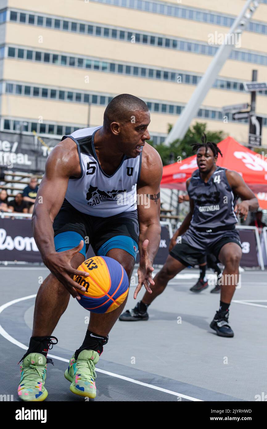 Montreal, Kanada, 03. September 2022: Jonatas Mello (weiß) vom brasilianischen Team Sao Paulo im Einsatz während der Qualifikationsrunde der 2022 FIBA 3x3 World Tour Montreal Masters gegen das Team Gatineau auf dem Place des Festivals in Montreal, Kanada. Team Gatineau aus Kanada gewann das Spiel mit der Punktzahl 21-20. Stockfoto