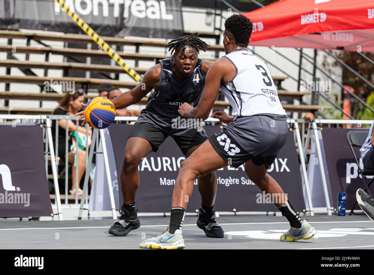 Montreal, Kanada, 03. September 2022: Alain Bernard Louis (grau) vom Team Gatineau aus Kanada im Kampf gegen Luiz Feleili de Paulo (weiß) vom Team Sao Paulo aus Brasilien während der Qualifikationsrunde der 2022 FIBA 3x3 World Tour Montreal Masters auf dem Place des Festivals in Montreal, Kanada. Team Gatineau aus Kanada gewann das Spiel mit der Punktzahl 21-20. Stockfoto