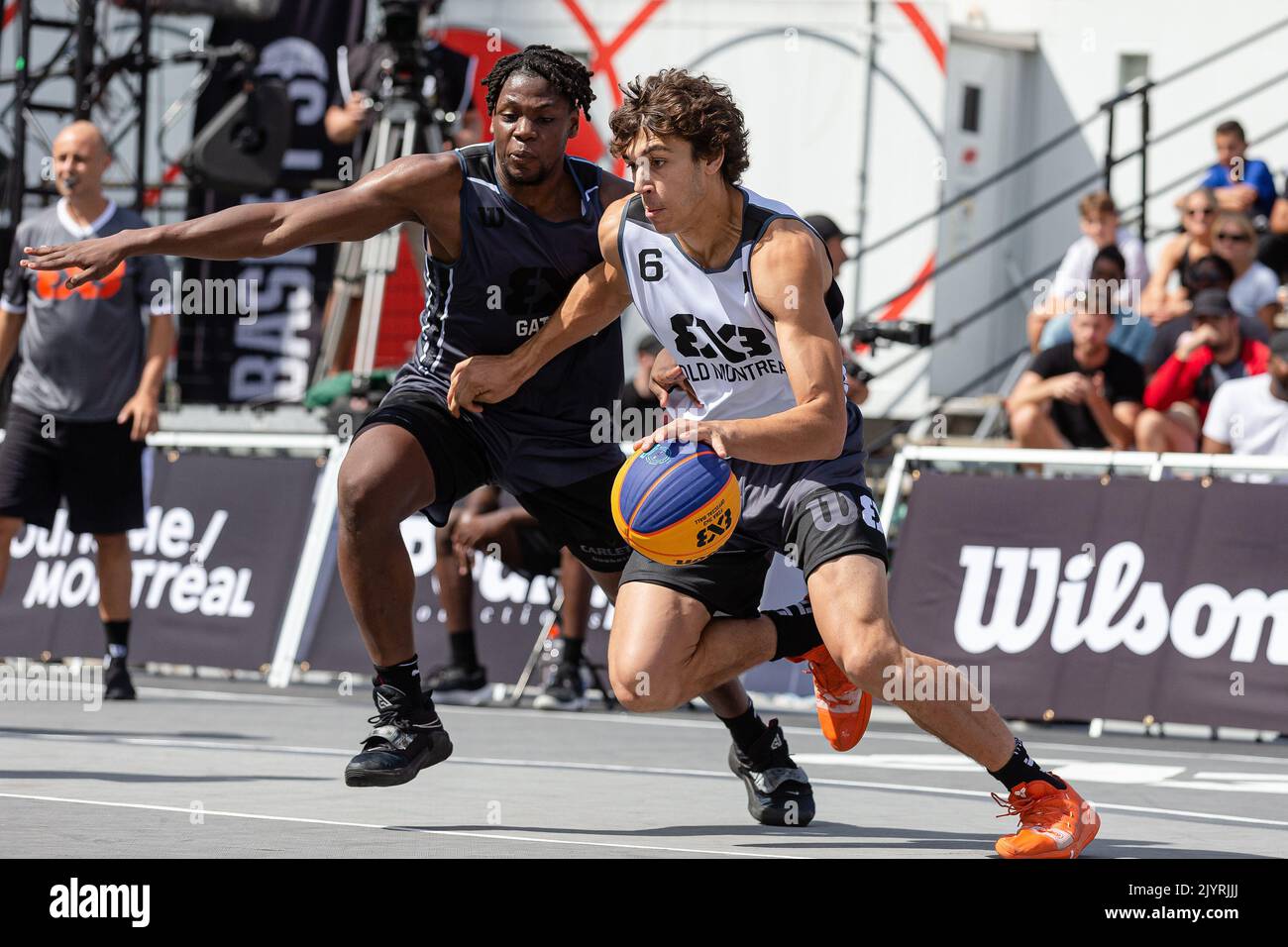 Montreal, Kanada, 03. September 2022: Cole John Syllas (weiß) vom Team Old Montreal aus Kanada im Kampf gegen Alain Bernard Louis (grau) Team Gatineau aus Kanada während der Qualifikationsrunde der 2022 FIBA 3x3 World Tour Montreal Masters auf dem Place des Festivals in Montreal, Kanada. Team Gatineau aus Kanada gewann das Spiel mit der Punktzahl 21-19. Stockfoto