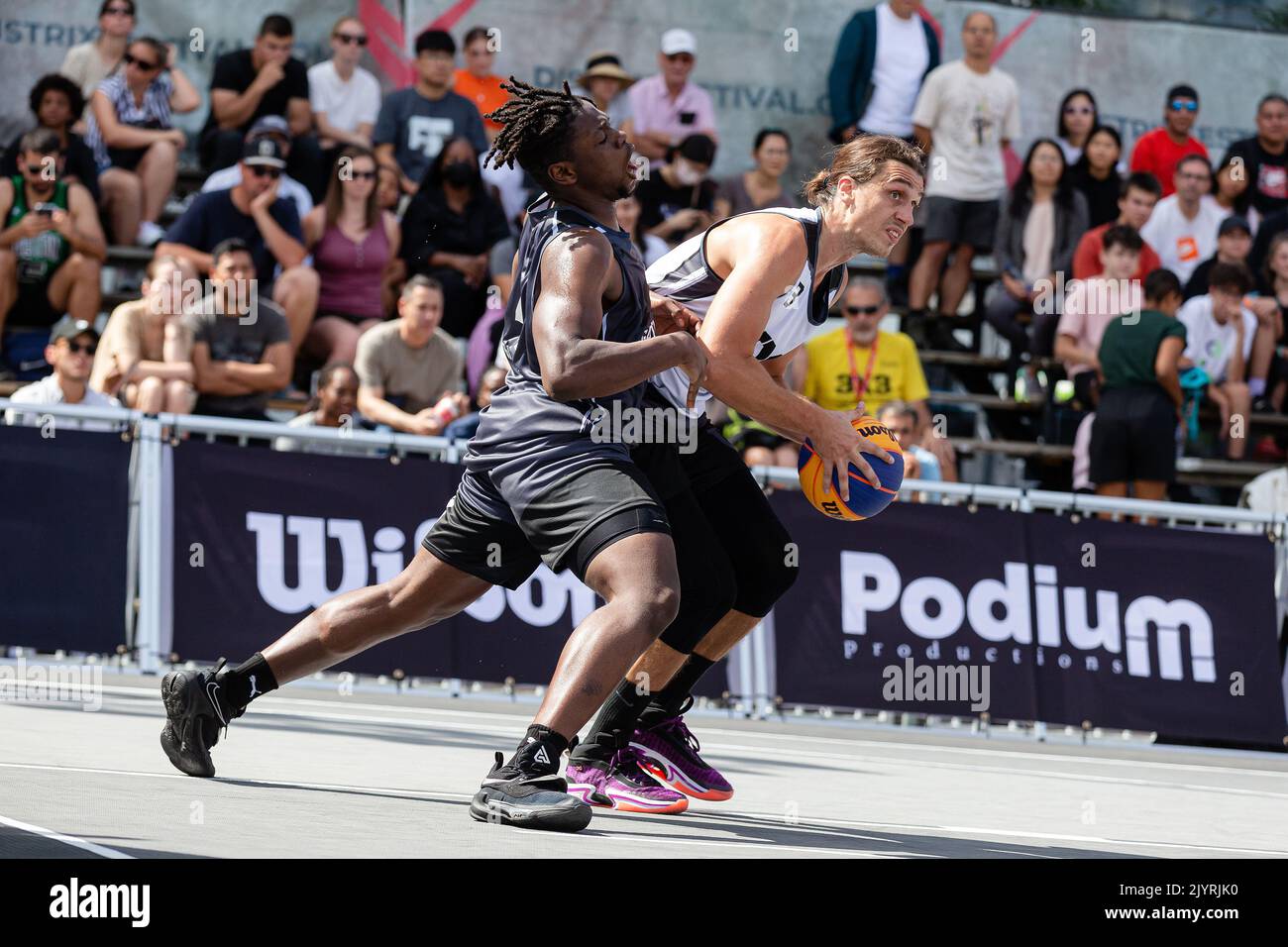 Montreal, Kanada, 03. September 2022: Gregory Faulkner (weiß) vom Team Old Montreal aus Kanada im Kampf gegen Alain Bernard Louis (grau) vom Team Gatineau aus Kanada während der Qualifikationsrunde der 2022 FIBA 3x3 World Tour Montreal Masters auf dem Place des Festivals in Montreal, Kanada. Team Gatineau aus Kanada gewann das Spiel mit der Punktzahl 21-19. Stockfoto