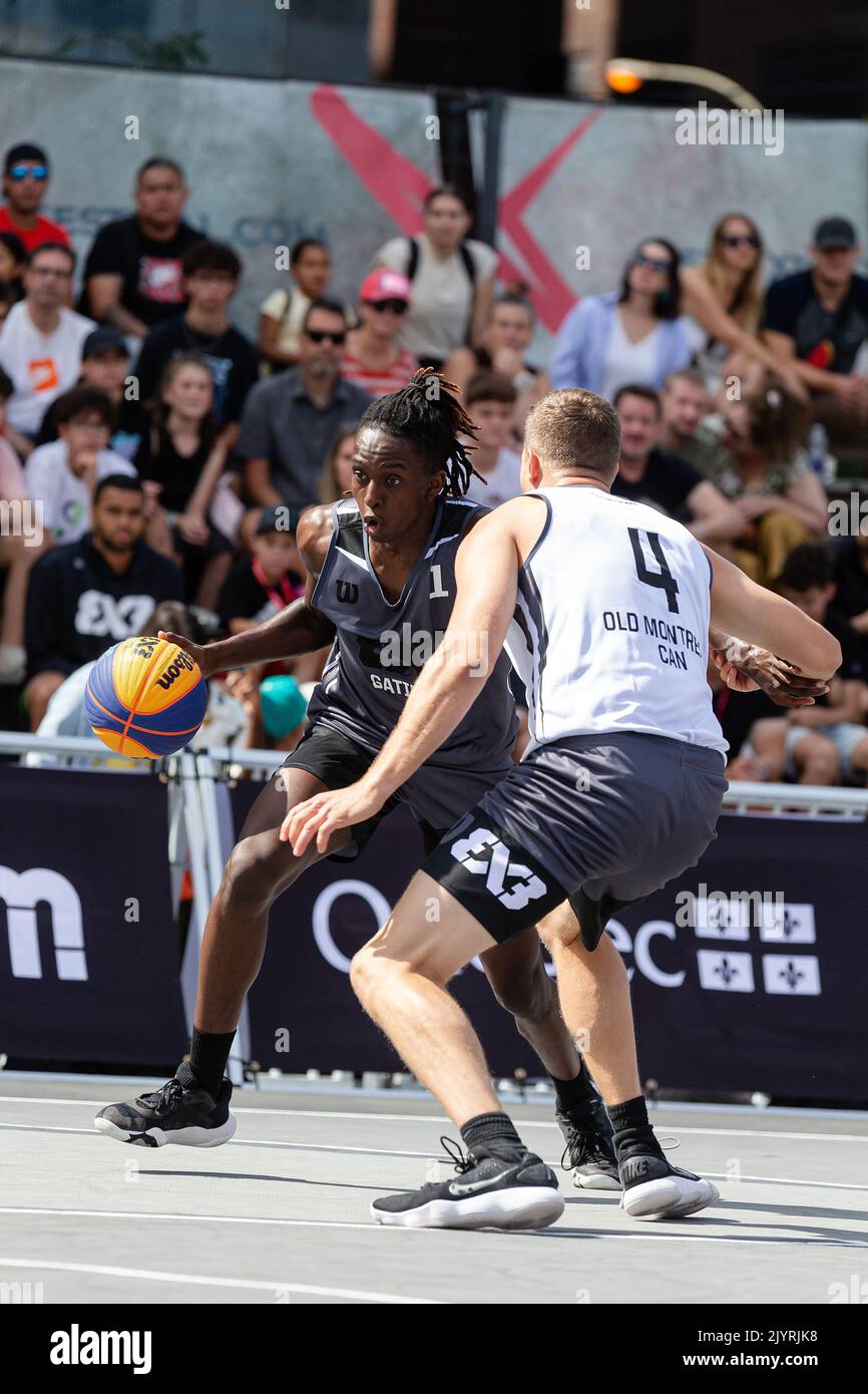 Montreal, Kanada, 03. September 2022: Khalifa Koulamallah (grau) vom kanadischen Team Gatineau im Kampf gegen Vincent Dufort (weiß) vom kanadischen Old Montreal während der Qualifikationsrunde der 2022 FIBA 3x3 World Tour Montreal Masters auf dem Place des Festivals in Montreal, Kanada. Team Gatineau aus Kanada gewann das Spiel mit der Punktzahl 21-19. Stockfoto