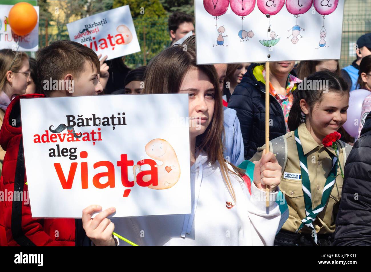 Botosani, Rumänien - 26. März 2022: Junge Menschen nehmen an der "March for Life" Teil, einer Kundgebung, die zum Schutz des Rechts auf Leben von Ungeborenen organisiert wurde Stockfoto