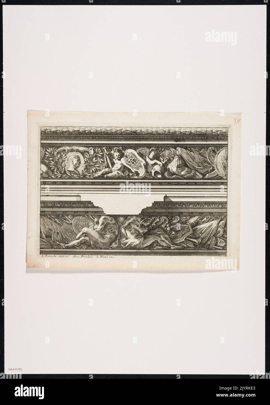 Dieses Kunstwerk zeigt zwei Friesen mit Putten (cherubische Figuren) und Attributen, die den Sieg symbolisieren, die in der Barock- und Renaissance-Kunst häufig verwendet werden, um Triumph und göttliche Gunst zu repräsentieren. Stockfoto Dieses Kunstwerk zeigt zwei Friesen mit Putten (cherubische Figuren) und Attributen, die den Sieg symbolisieren, die in der Barock- und Renaissance-Kunst häufig verwendet werden, um Triumph und göttliche Gunst zu repräsentieren. Stockfoto