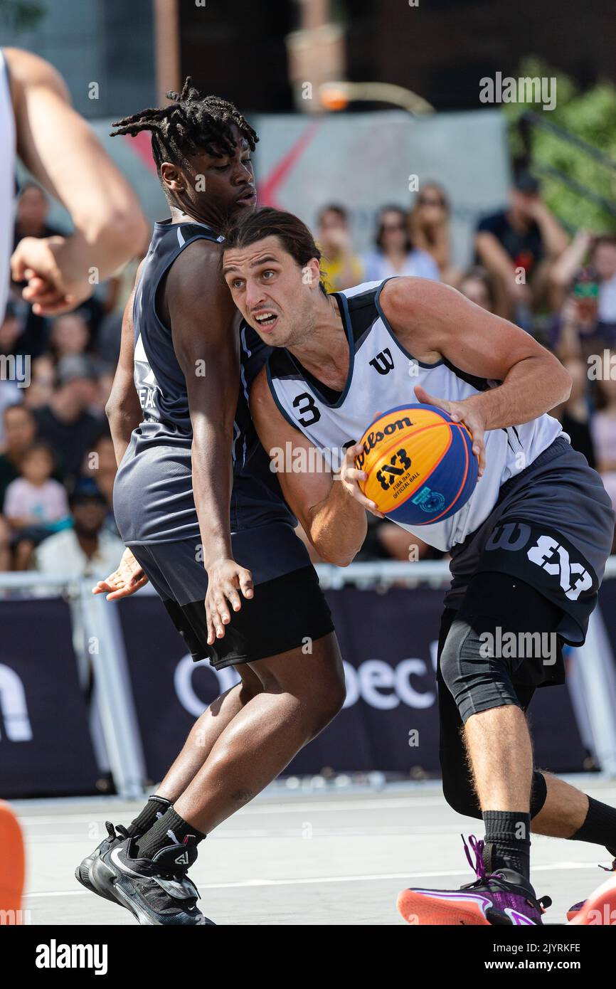 Montreal, Kanada, 03. September 2022: Gregory Faulkner (weiß) vom Team Old Montreal aus Kanada im Kampf gegen Alain Bernard Louis (grau) Team Gatineau aus Kanada während der Qualifikationsrunde der 2022 FIBA 3x3 World Tour Montreal Masters auf dem Place des Festivals in Montreal, Kanada. Team Gatineau aus Kanada gewann das Spiel mit der Punktzahl 21-19. Stockfoto