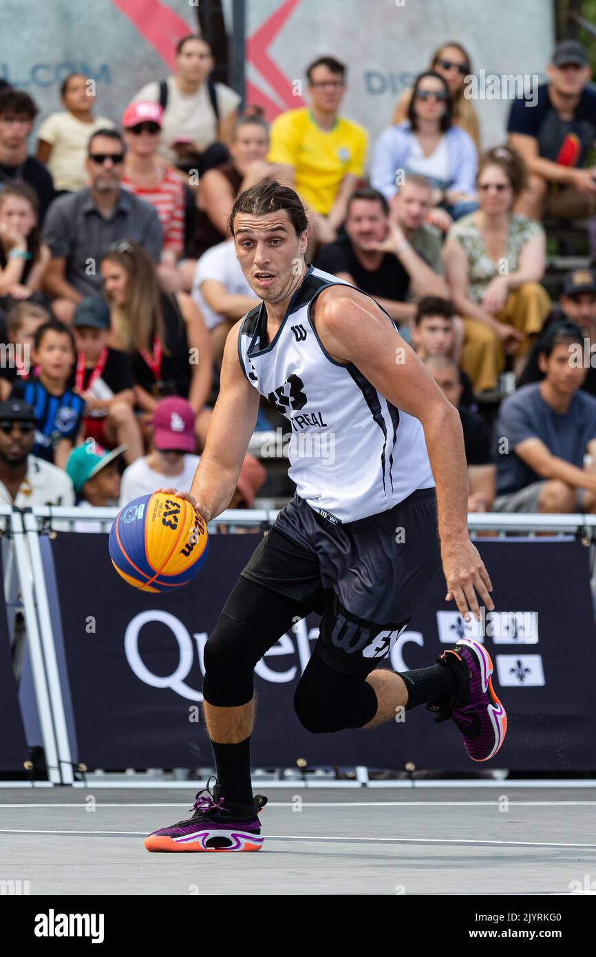 Montreal, Kanada, 03. September 2022: Gregory Faulkner (weiß) vom Team Old Montreal of Canada im Einsatz während der Qualifikationsrunde der 2022 FIBA 3x3 World Tour Montreal Masters gegen das Team Gatineau of Canada auf dem Place des Festivals in Montreal, Kanada. Team Gatineau aus Kanada gewann das Spiel mit der Punktzahl 21-19. Stockfoto