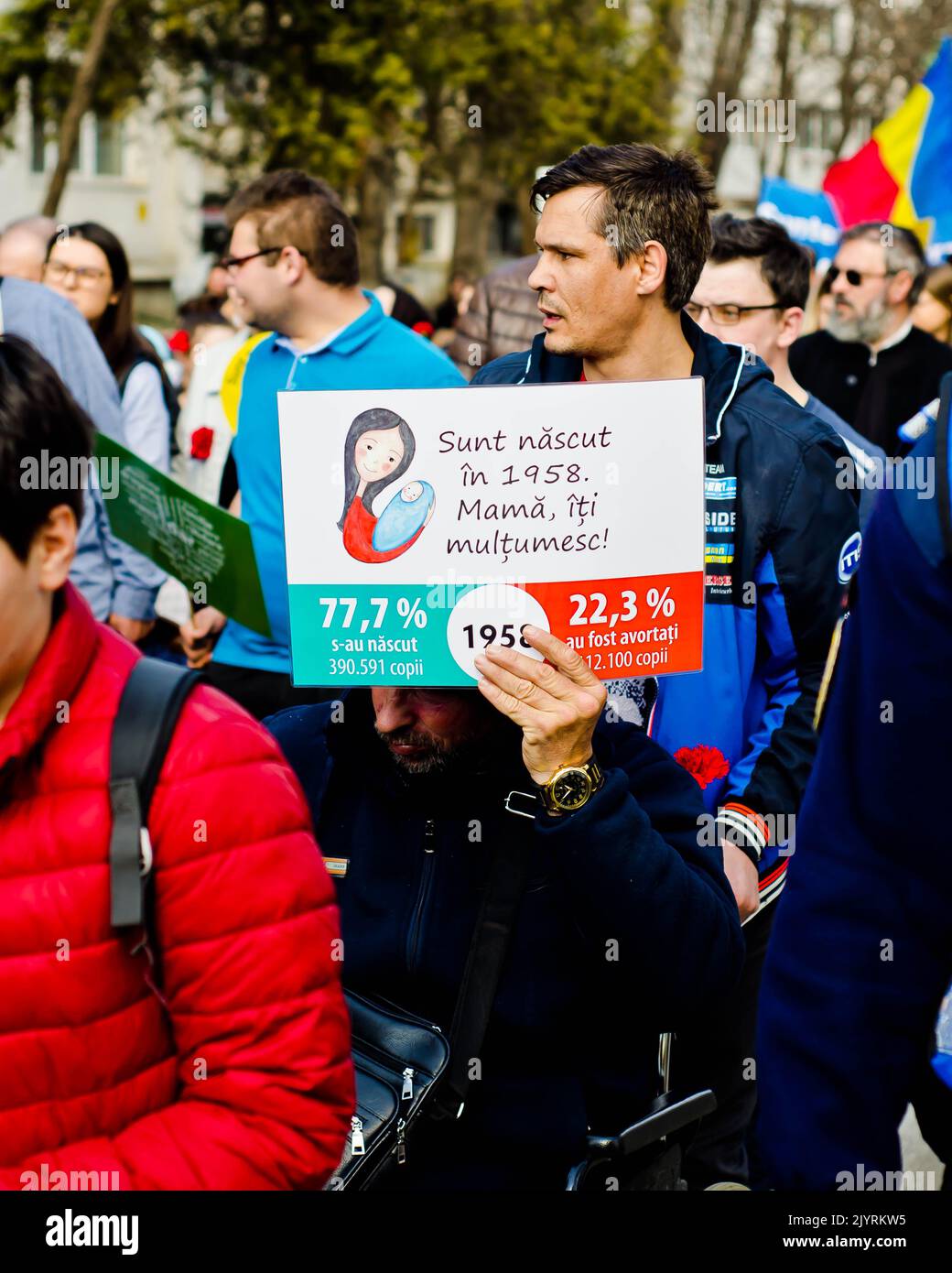 Botosani, Rumänien - 26. März 2022: Junge Menschen nehmen an der "March for Life" Teil, einer Kundgebung, die zum Schutz des Rechts auf Leben von Ungeborenen organisiert wurde Stockfoto