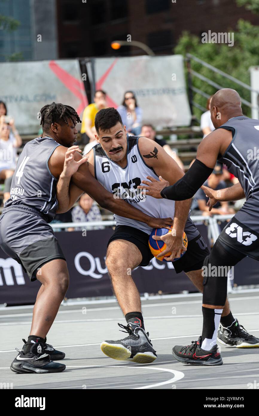 Montreal, Kanada, 03. September 2022: André Ferros während des (weißen) Teams Sao Paulo aus Brasilien im Einsatz gegen Alain Bernard Louis (grau, rechts) und Osvaldo Madsen Jeanty (grau, links) vom Team Gatineau aus Kanada während der Qualifikationsrunde der 2022 FIBA 3x3 World Tour Montreal Masters auf dem Place des Festivals in Montreal, Kanada. Team Gatineau aus Kanada gewann das Spiel mit der Punktzahl 21-20. Stockfoto