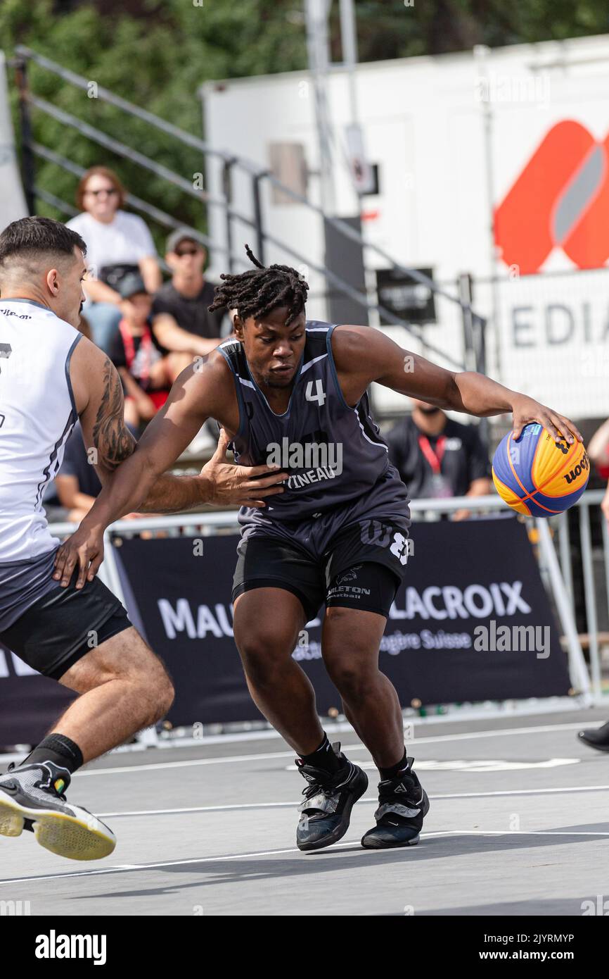 Montreal, Kanada, 03. September 2022: Alain Bernard Louis (grau) vom Team Gatineau aus Kanada im Einsatz gegen André Ferros während der Qualifikationsrunde der FIBA 3x3 World Tour Montreal Masters 2022 vom Team São Paulo DC aus Brasilien auf dem Place des Festivals in Montreal, Kanada. Team Gatineau aus Kanada gewann das Spiel mit der Punktzahl 21-20. Stockfoto