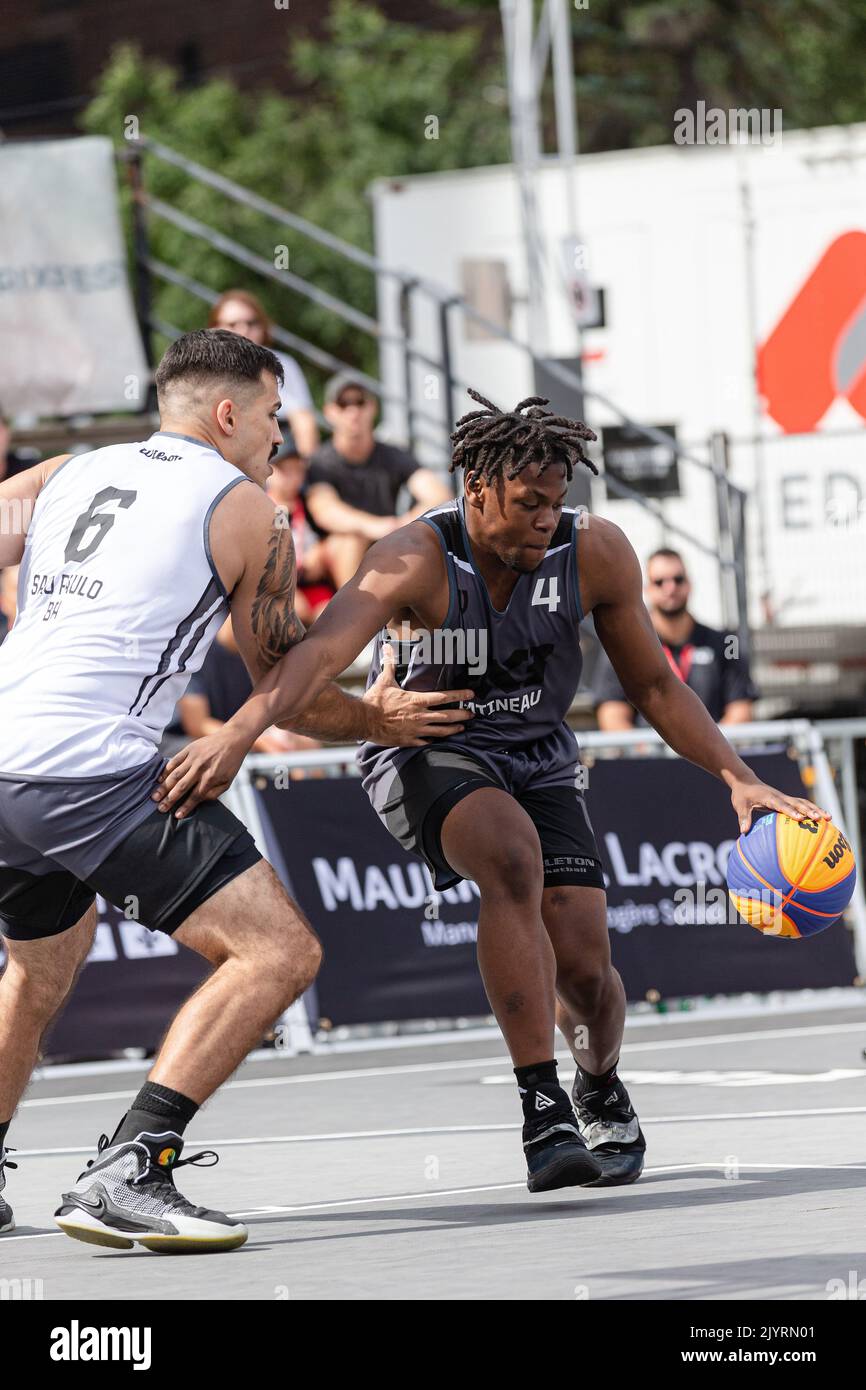 Montreal, Kanada, 03. September 2022: Alain Bernard Louis (grau) vom Team Gatineau aus Kanada im Einsatz gegen André Ferros während der Qualifikationsrunde der FIBA 3x3 World Tour Montreal Masters 2022 vom Team São Paulo DC aus Brasilien auf dem Place des Festivals in Montreal, Kanada. Team Gatineau aus Kanada gewann das Spiel mit der Punktzahl 21-20. Stockfoto