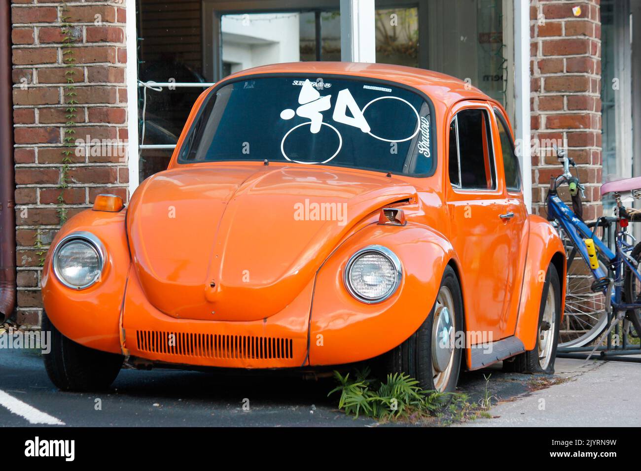 Altes Auto auf der Straße Stockfoto