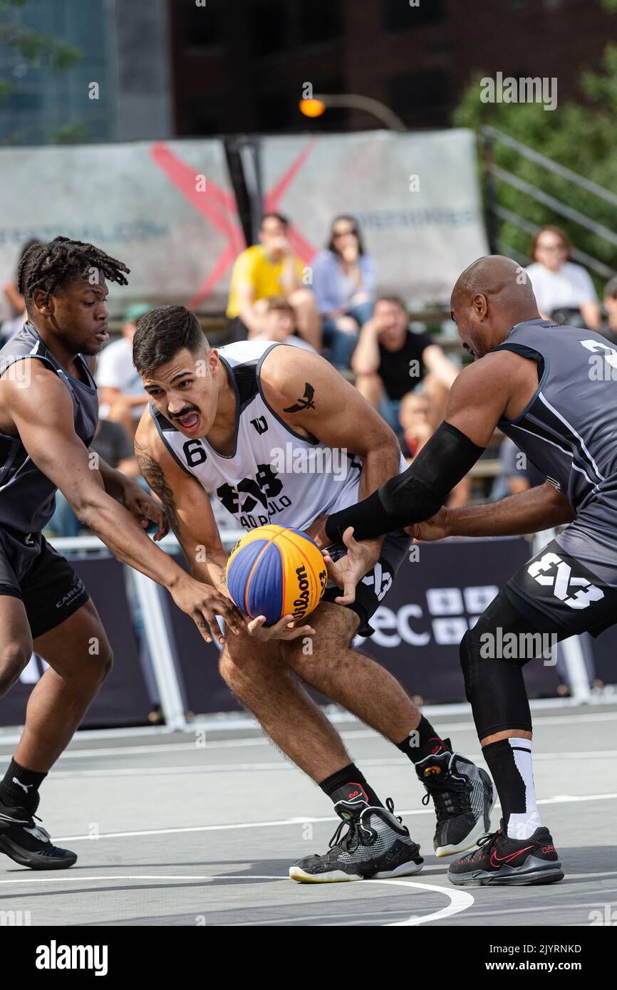 Montreal, Kanada, 03. September 2022: André Ferros während des (weißen) Teams Sao Paulo aus Brasilien im Einsatz gegen Alain Bernard Louis (grau, rechts) und Osvaldo Madsen Jeanty (grau, links) vom Team Gatineau aus Kanada während der Qualifikationsrunde der 2022 FIBA 3x3 World Tour Montreal Masters auf dem Place des Festivals in Montreal, Kanada. Team Gatineau aus Kanada gewann das Spiel mit der Punktzahl 21-20. Stockfoto