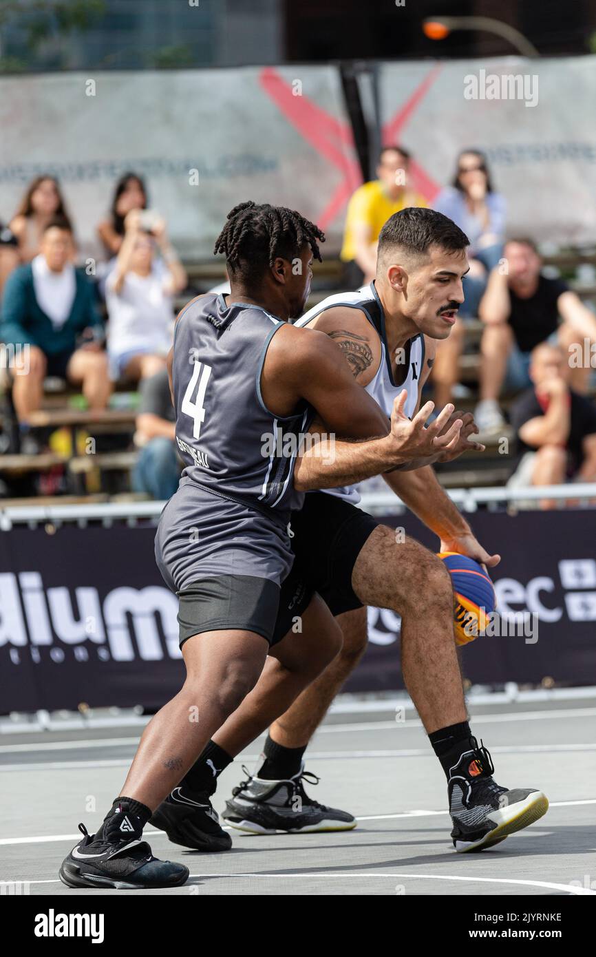 Montreal, Kanada, 03. September 2022: André Ferros während (weiß) des brasilianischen Teams Sao Paulo im Kampf gegen Alain Bernard Louis (grau) vom kanadischen Team Gatineau während der Qualifikationsrunde der FIBA 3x3 World Tour Montreal 2022 auf dem Place des Festivals in Montreal, Kanada. Team Gatineau aus Kanada gewann das Spiel mit der Punktzahl 21-20. Stockfoto