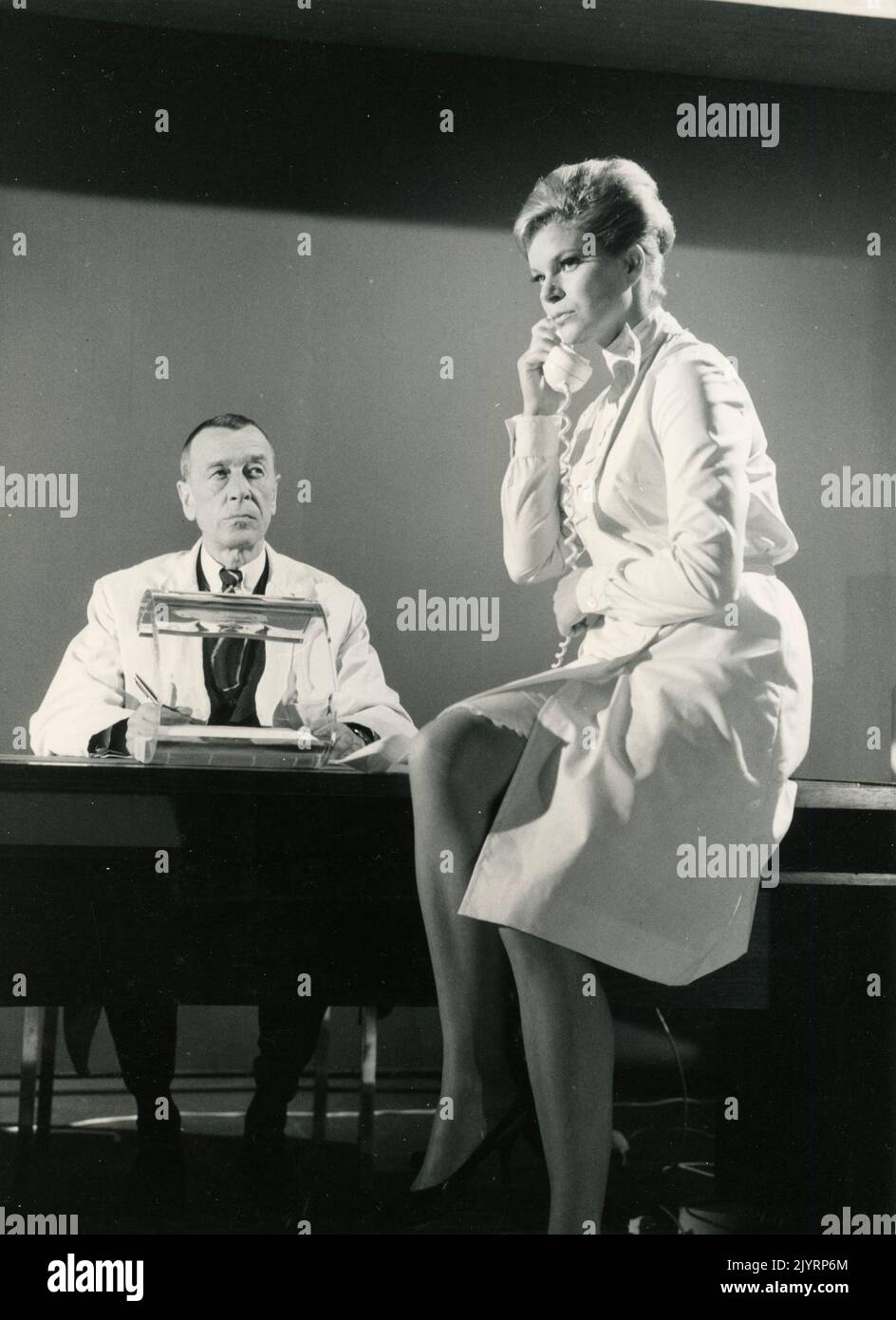 Schauspieler Albert Bessler und Katinka Hoffmann in den TV-Miniserien Melissa von Francis Durbridge, Deutschland 1966 Stockfoto