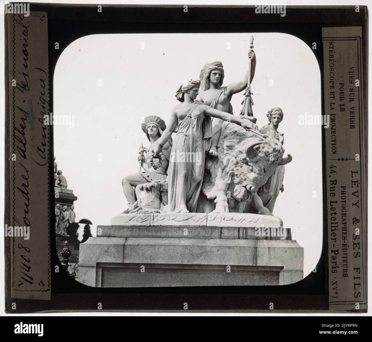 Das Albert Memorial in London, entworfen von George Gilbert Scott, zeigt verschiedene detaillierte Skulpturen, darunter „Group America“ von John Bell. Diese Skulptur repräsentiert den amerikanischen Kontinent und ist Teil einer größeren Anstrengung, Prinz Albert’ Beiträge zu Kunst und Wissenschaft zu gedenken. Stockfoto Das Albert Memorial in London, entworfen von George Gilbert Scott, zeigt verschiedene detaillierte Skulpturen, darunter „Group America“ von John Bell. Diese Skulptur repräsentiert den amerikanischen Kontinent und ist Teil einer größeren Anstrengung, Prinz Albert’ Beiträge zu Kunst und Wissenschaft zu gedenken. Stockfoto