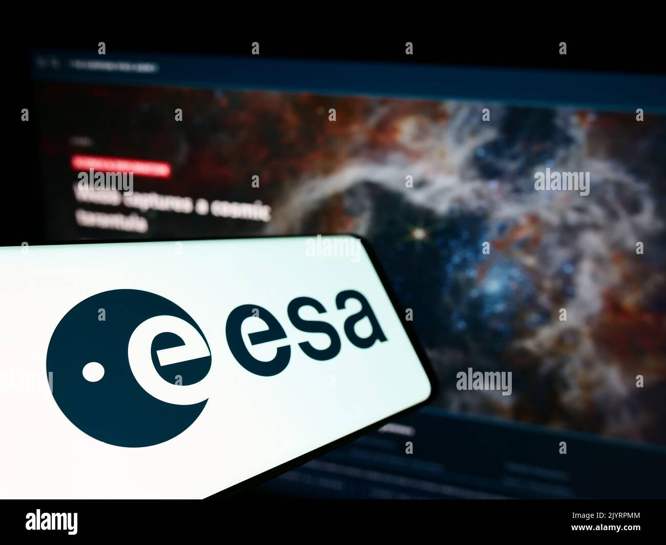 Smartphone mit Logo der europäischen Organisation European Space Agency (ESA) auf dem Bildschirm vor der Website. Konzentrieren Sie sich auf die Mitte links des Telefondisplays. Stockfoto