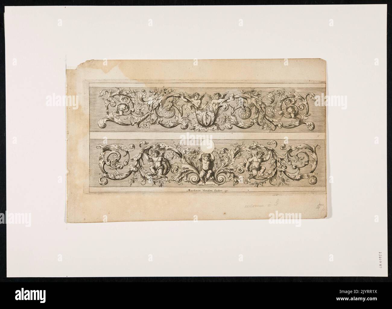 Dieses Kunstwerk zeigt zwei Friesen, begleitet von Putti (Cherubische Figuren) und komplizierten Blattreben-Motiven. Das Design kombiniert menschliche und mythische Elemente, typisch für barocke Kunst und dekorative Traditionen. Stockfoto