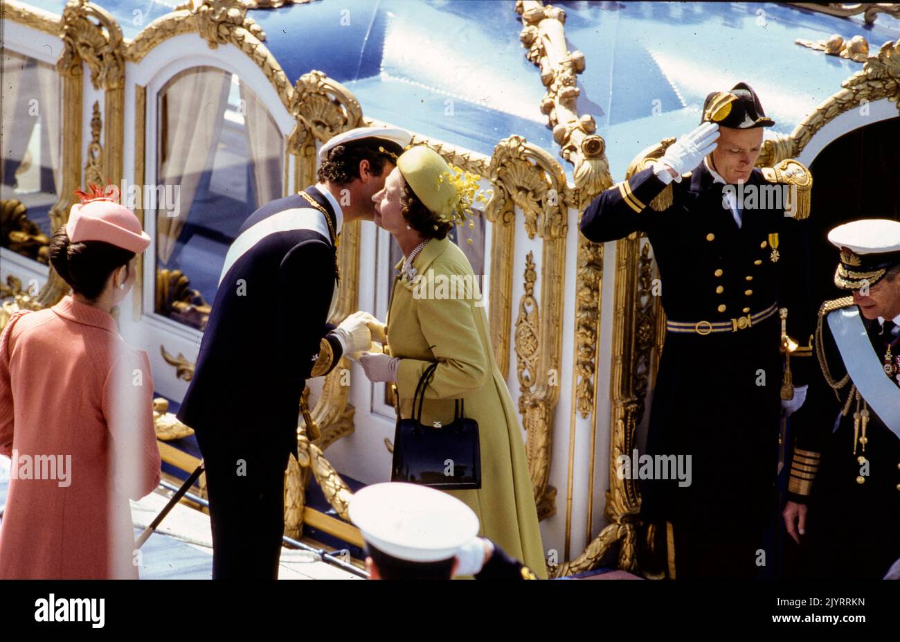 STOCKHOLM 1983-05-25Sweden König Carl XVI Gustaf und Königin Silvia (links) empfangen die britische Königin Elisabeth II., als sie mit dem königlichen Schleier Vasaorden in Strömkajen in Stockholm am 25. Mai 1983 im Zusammenhang mit dem Staatsbesuch der englischen Königin in Schweden am 25-28. Mai 1983 eintrifft. Foto: Charles Hammarsten / TT / Code: 2491 Stockfoto