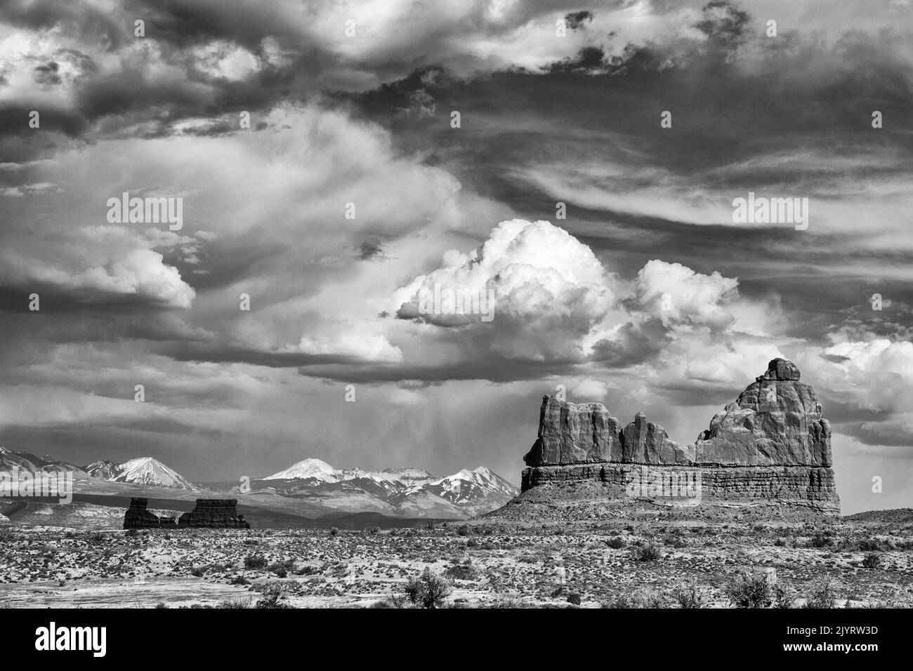 Cumulus Gewitterwolken entwickeln sich über den La Sal Mountains und dem Arches National Park, Moab, Utah. Stockfoto