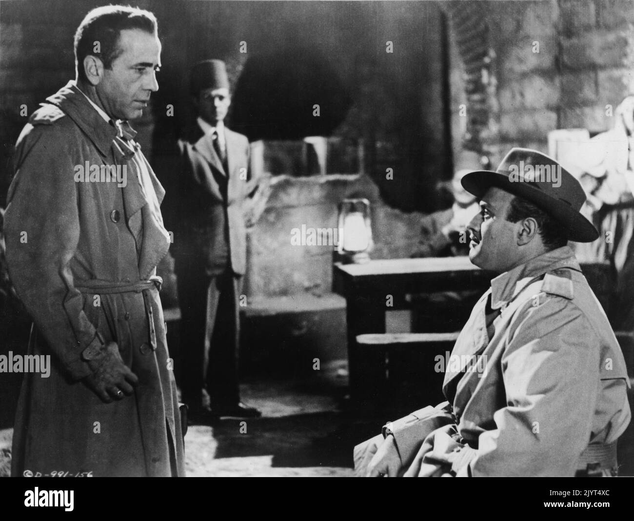 HUMPHREY BOGART und LEE J. COBB in SIROCCO 1951 Regisseur CURTIS BERNHARDT Roman Joseph Kessel Santana Picturs Corporation / Columbia Picturs Stockfoto