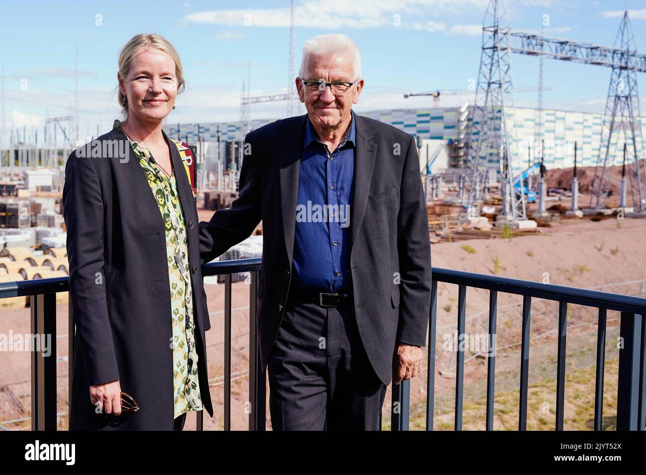 Philippsburg, Deutschland. 08. September 2022. Baden-Württembergs Ministerpräsident Winfried Kretschmann (Bündnis 90/die Grünen) und die baden-württembergische Umweltministerin Thekla Walker (Bündnis 90/die Grünen) stehen bei einem Besuch des ULTRANET-Konverters Philippsburg vor der im Bau befindlichen Anlage. Quelle: Uwe Anspach/dpa/Alamy Live News Stockfoto