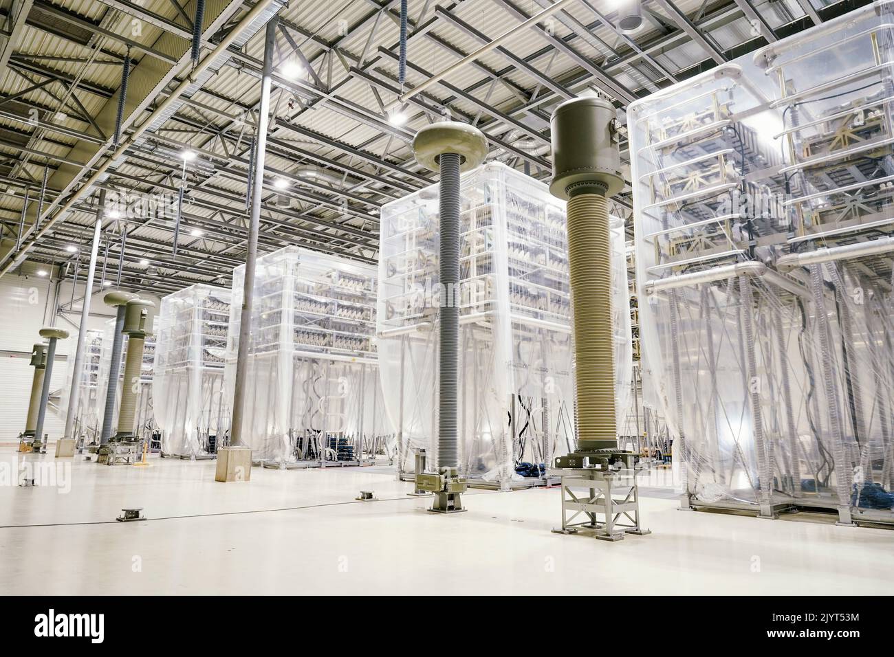 Philippsburg, Deutschland. 08. September 2022. Spannungsteiler, Stromwandler und Ventiltürme stehen in einer Halle des ULTRANET-Konverters Philippsburg. Quelle: Uwe Anspach/dpa/Alamy Live News Stockfoto