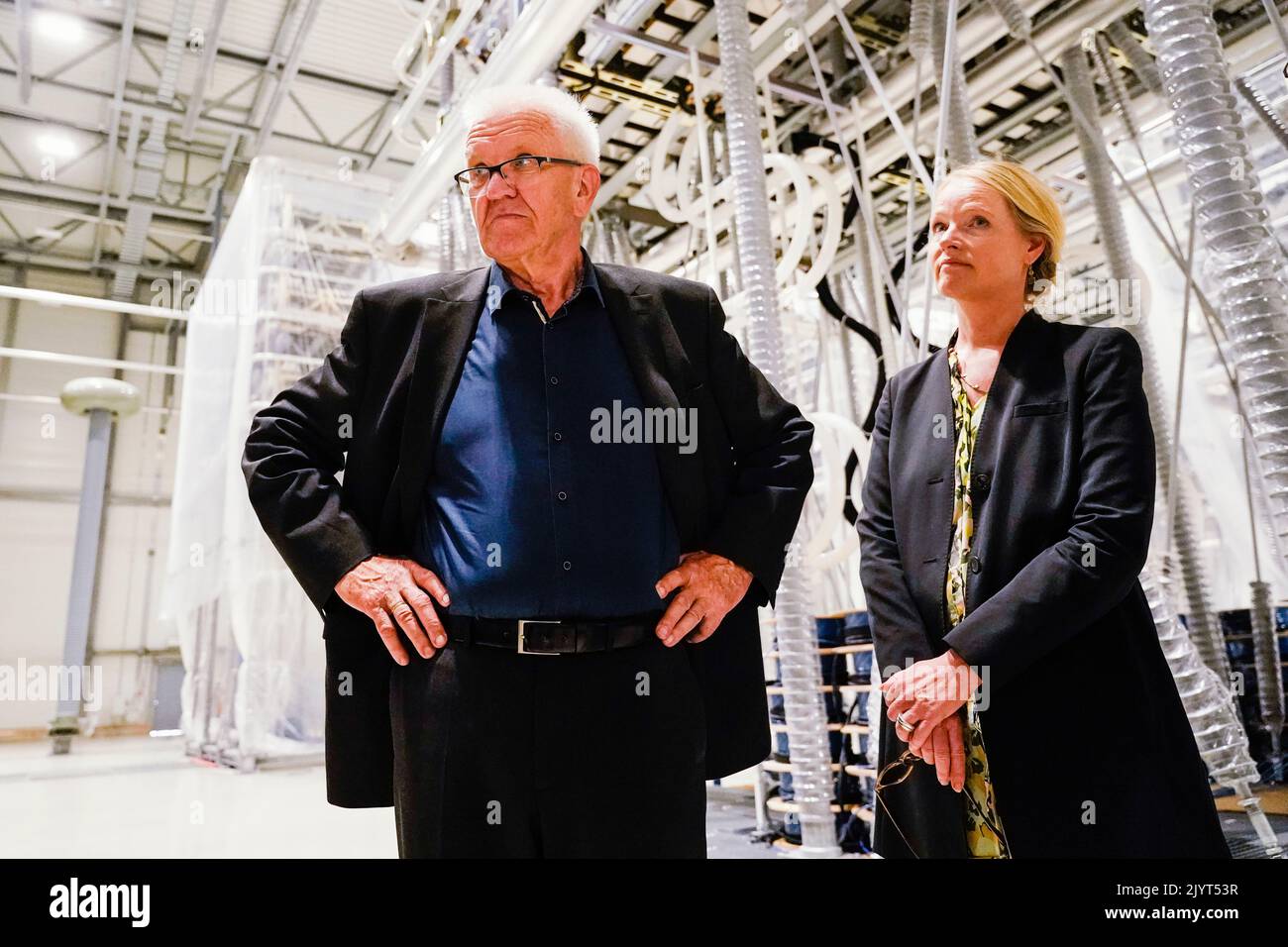 Philippsburg, Deutschland. 08. September 2022. Baden-Württembergs Ministerpräsident Winfried Kretschmann (Bündnis 90/die Grünen) und Baden-Württembergs Umweltministerin Thekla Walker (Bündnis 90/die Grünen) stehen bei einem Besuch des ULTRANET-Konverters Philippsburg vor den Ventiltürmen. Quelle: Uwe Anspach/dpa/Alamy Live News Stockfoto