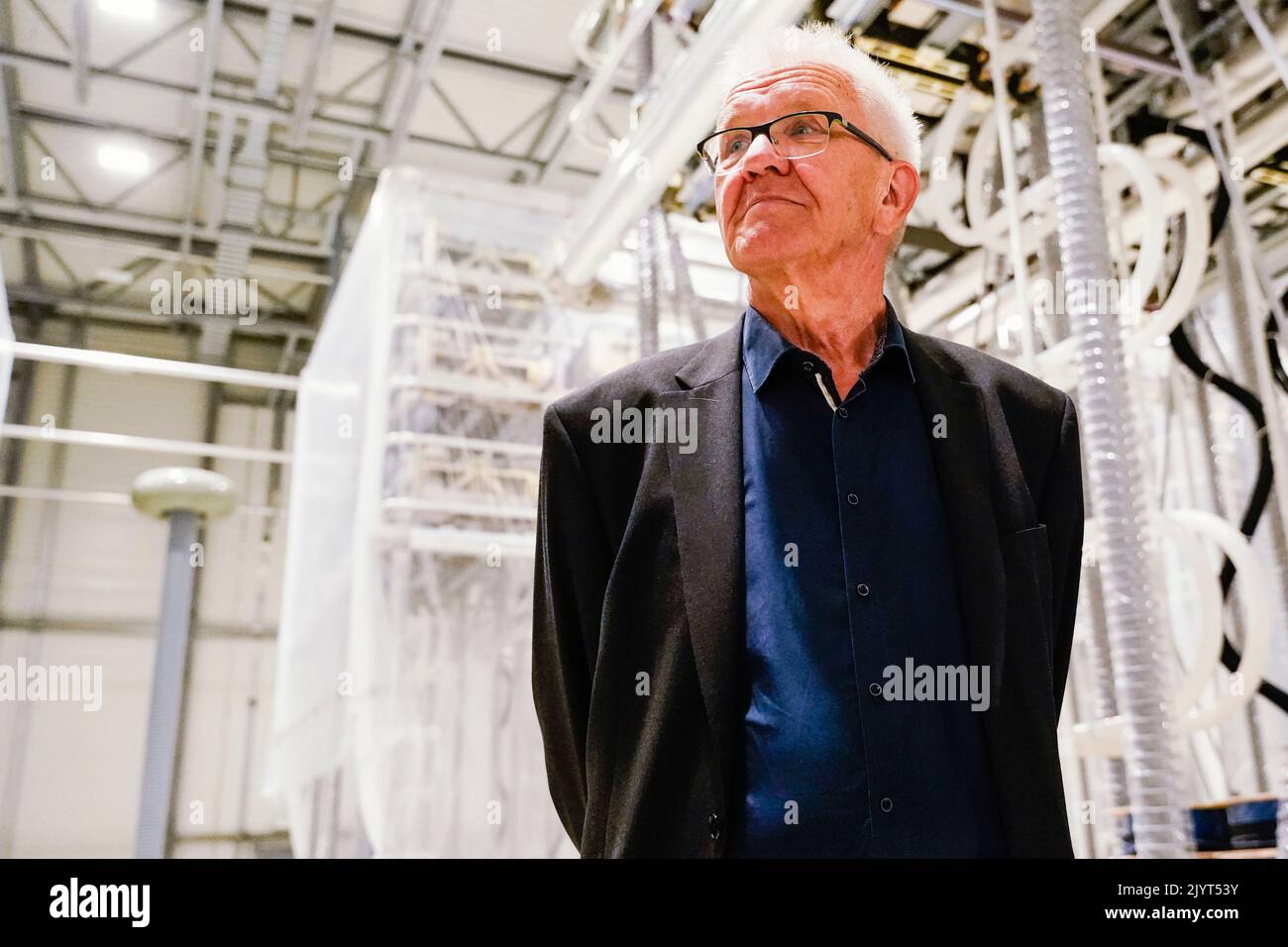 Philippsburg, Deutschland. 08. September 2022. Baden-Württembergs Ministerpräsident Winfried Kretschmann (Bündnis 90/die Grünen) steht bei einem Besuch des ULTRANET-Konverters Philippsburg vor den Ventiltürmen. Quelle: Uwe Anspach/dpa/Alamy Live News Stockfoto