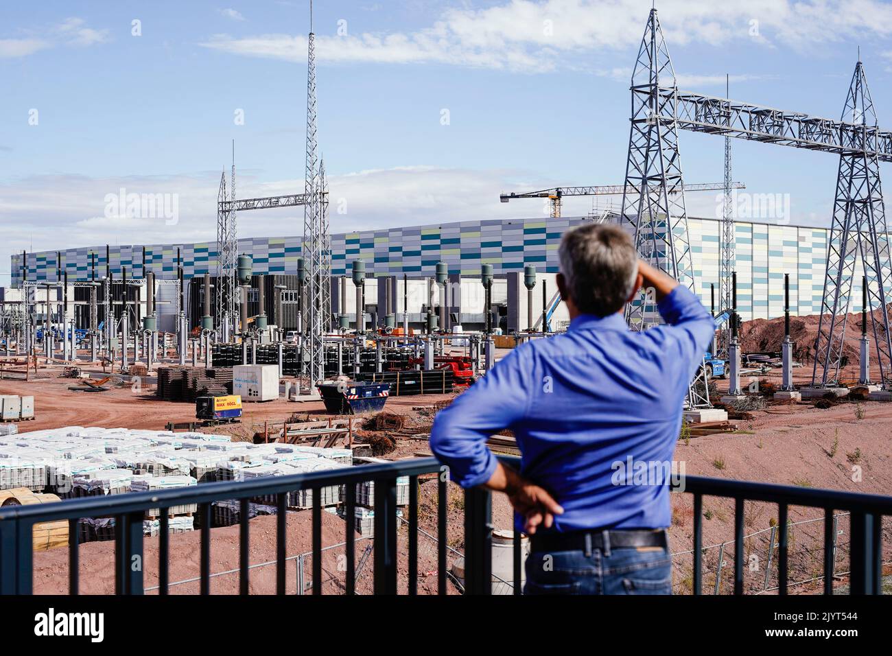 Philippsburg, Deutschland. 08. September 2022. Ein Mann schaut auf eine Fabrikhalle und die Außenanlage des ULTRANET-Konverters Philippsburg. Quelle: Uwe Anspach/dpa/Alamy Live News Stockfoto