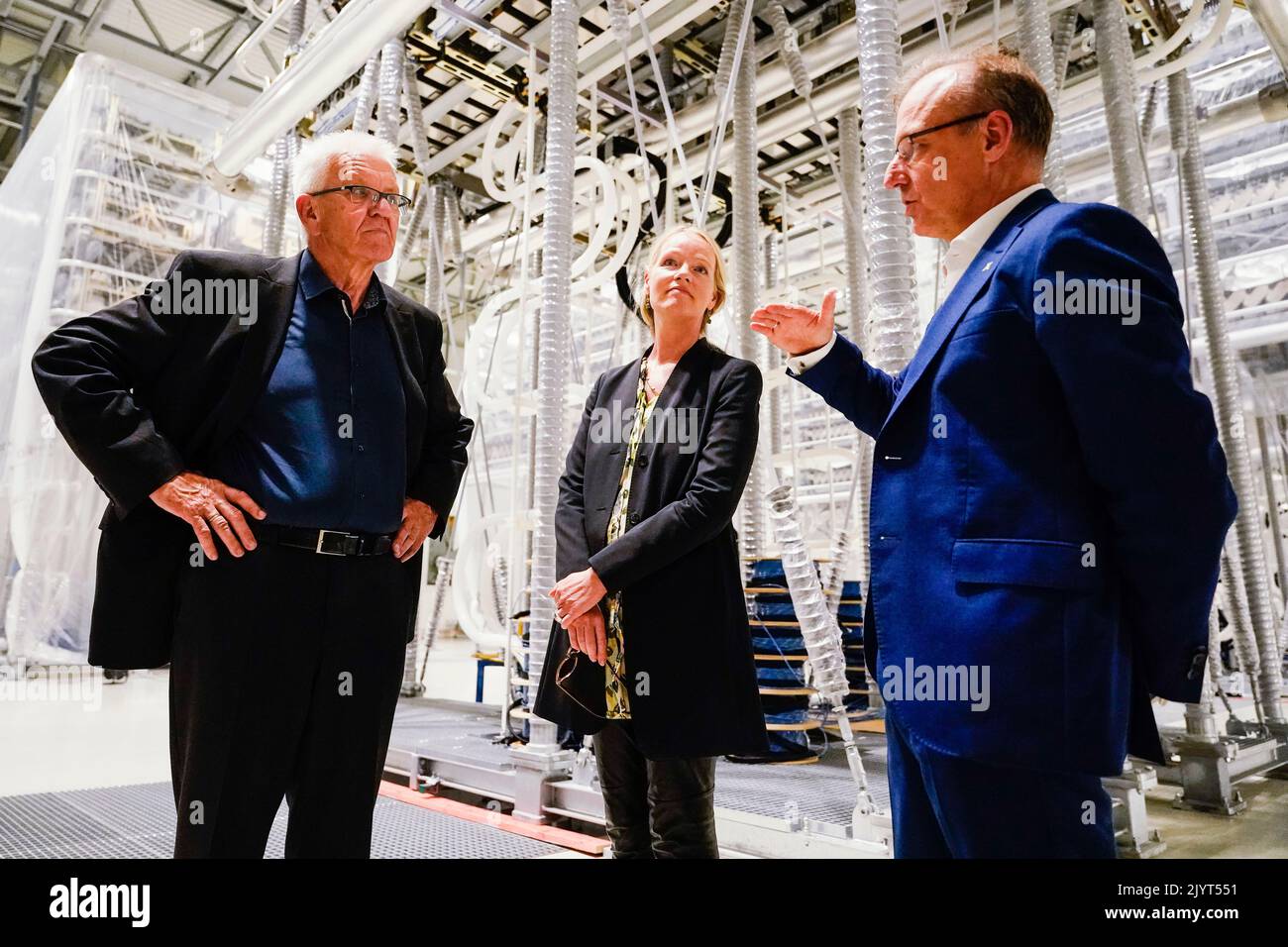 Philippsburg, Deutschland. 08. September 2022. Baden-Württembergs Ministerpräsident Winfried Kretschmann (l-r, Bündnis 90/die Grünen), die baden-württembergische Umweltministerin Thekla Walker (Bündnis 90/die Grünen) und Werner Götz, CEO TransnetBW, stehen bei einem Besuch des Philippsburg-Konverters von ULTRANET vor den Ventiltürmen. Quelle: Uwe Anspach/dpa/Alamy Live News Stockfoto