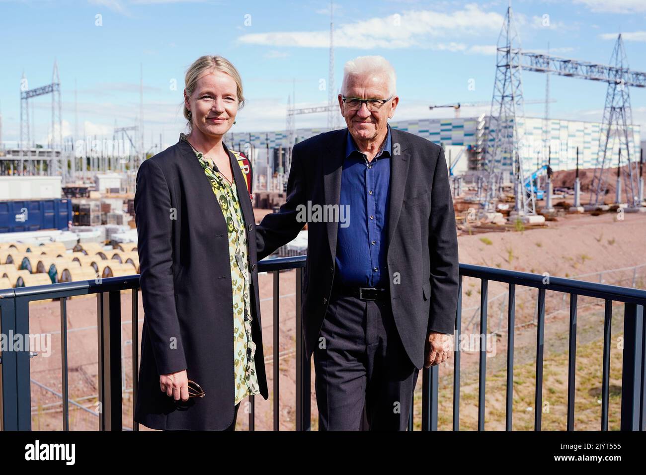 Philippsburg, Deutschland. 08. September 2022. Baden-Württembergs Ministerpräsident Winfried Kretschmann (Bündnis 90/die Grünen) und die baden-württembergische Umweltministerin Thekla Walker (Bündnis 90/die Grünen) stehen bei einem Besuch des ULTRANET-Konverters Philippsburg vor der im Bau befindlichen Anlage. Quelle: Uwe Anspach/dpa/Alamy Live News Stockfoto