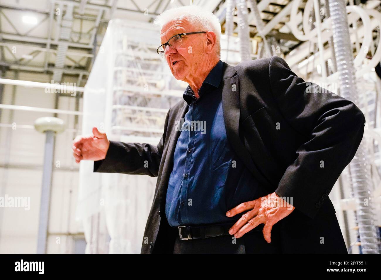 Philippsburg, Deutschland. 08. September 2022. Baden-Württembergs Ministerpräsident Winfried Kretschmann (Bündnis 90/die Grünen) steht bei einem Besuch des ULTRANET-Konverters Philippsburg vor den Ventiltürmen. Quelle: Uwe Anspach/dpa/Alamy Live News Stockfoto