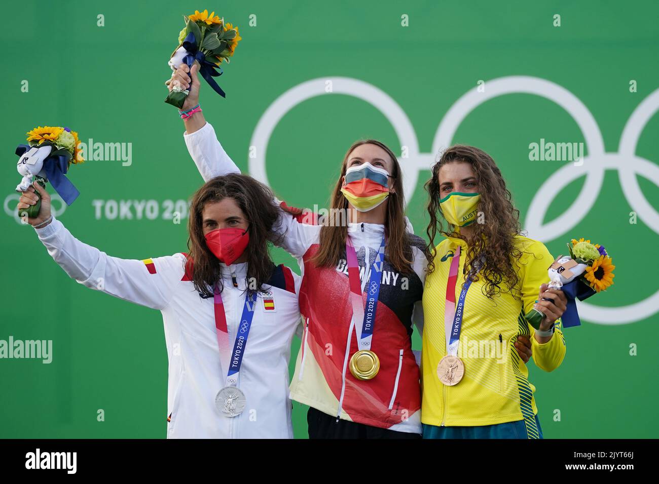(lt-rt)Silbermedaillengewinnerin Maialen Chourraut aus Spanien, Goldmedaillengewinnerin Ricarda Funk aus Deutschland und Bronzemedaillengewinnerin Jessica Fox aus Australien nach dem Kanuslalom-Finale der Frauen K1 im Kasai Kanuslalom Center während der Olympischen Spiele in Tokio, Dienstag, 27. Juli 2021. (AAP IMAGE/JOE GIDDENS) KEINE ARCHIVIERUNG ** NUR FÜR REDAKTIONELLE ZWECKE, KEINE KOMMERZIELLE NUTZUNG, KEINE BÜCHER ** Stockfoto