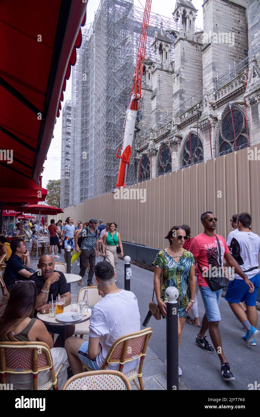 Touristen neben Notre Dame in Restaurierung, Paris, Frankreich. Stockfoto