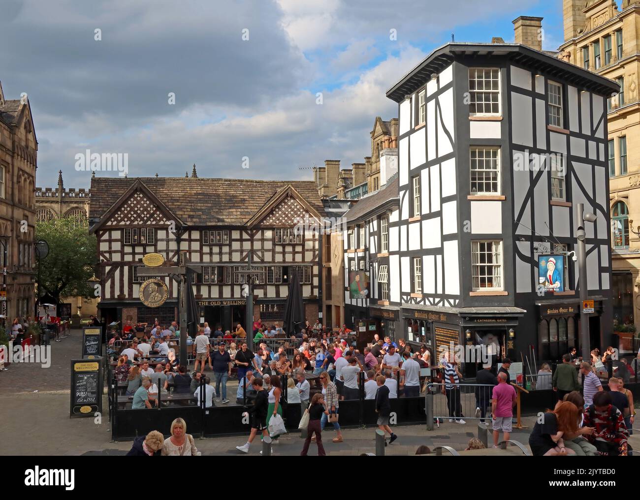 Historische Pubs, The Old Wellington Inn & Sinclairs Oyster Bar, Shambles Square, 4, Cathedral Approach, Manchester, England, UK, M3 1SW Stockfoto