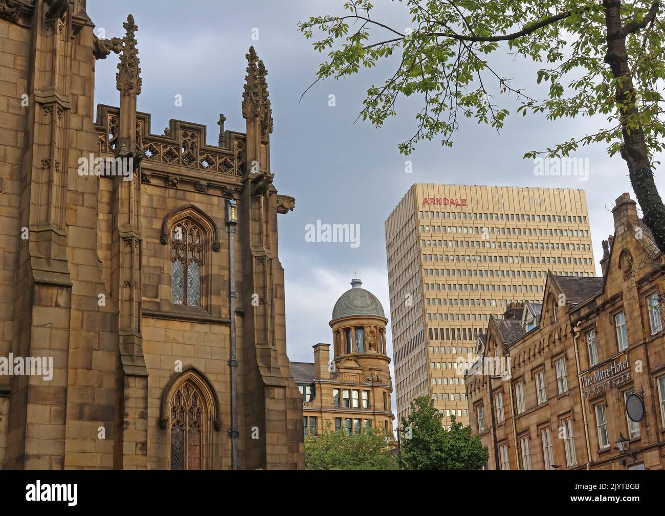 Alte & neue Manchester Architektur, 1800er Kathedrale, 1970er Arndale Centre und 1700er Mitre Hotel, Victoria St, Manchester, England, Großbritannien, M3 1SX Stockfoto