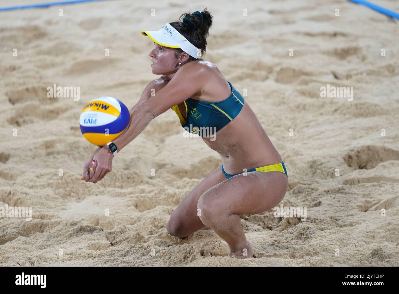 Die australische Mariafe del Solar Artacho setzt sich gegen die Kanadier Sarah Pavan und Melissa Humana-Paredes während des Women's Quarterfinal Beach Volleyball-Spiels zwischen Australien und Kanada im Shiokaze Park während der Olympischen Spiele in Tokio am Dienstag, den 3. August 2021, durch. (AAP IMAGE/JOE GIDDENS) KEINE ARCHIVIERUNG ** NUR FÜR REDAKTIONELLE ZWECKE, KEINE KOMMERZIELLE NUTZUNG, KEINE BÜCHER ** Stockfoto