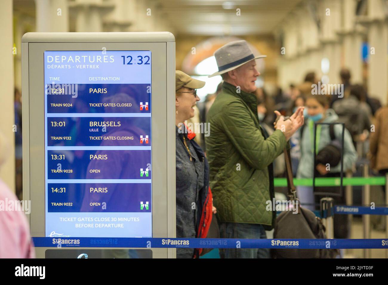 Am Bahnhof St Pancras in London stehen die Leute für die Eurostar-Abflüge an, wenn ein Feiertagswochenende beginnt. Stockfoto