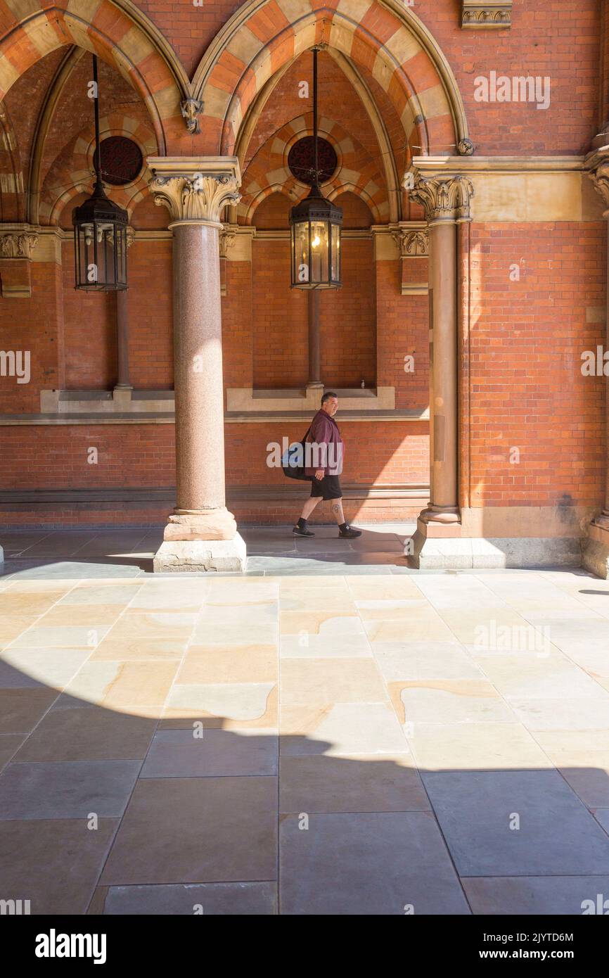 Die Menschen laufen um den Bahnhof St Pancras in London herum. Stockfoto